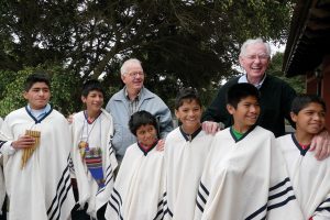 El Padre Maryknoll Bernard Byrne sonríe durante una visita al Hogar de Niños Santa María en Lima hace unos años atrás. Actualmente Un grupo de Afiliados Maryknoll y voluntarios buscan continuar el legado del padre Byrne al apoyar este y otro hogar.