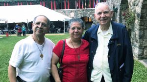 Llamados a servir: nuevo diácono hispano junto a su esposa y el Padre Maryknoll Rafael Dávila