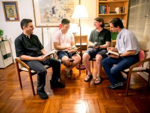 Padres Latouf, Kim, Crumb Y Ulloa en Hong Kong leyendo la biblia