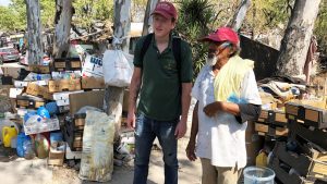 Misionero Laico Maryknoll Tim Ross, izq., con el señor López, un indigente, en la comunidad Tutunichapa en San Salvador, El Salvador.