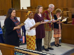 Enviados a misión: Los cinco nuevos misioneros Maryknoll leyeron la oración de compromiso durante su ceremonia de envío el pasado diciembre. (Meinrad Scherer-Emunds/Nueva York)