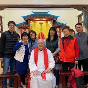 El padre Murray, feligreses y dos sacerdotes de Corea y Filipinas que viven en la parroquia, sonríen después de una Misa en la Iglesia Nuestra Señora de China en la Diócesis de Taichung. ( Cortesía de la Iglesia Nuestra Sra. De China/ Taiwán)