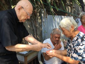 El padre Murray visita a feligreses mayores o enfermos por lo menos tres veces a la semana, llevándoles los sacramentos. (Cortesía de la Iglesia Nuestra Sra. De China/ Taiwán)