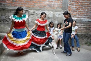 Relatos Mayo 2020: Una joven baila una danza en las Delicias, El Salvador. (Sean Sprague/El Salvador)