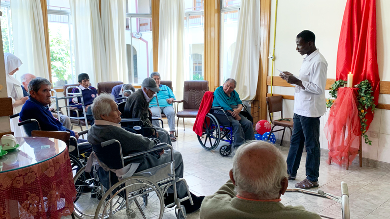 Seminaristas Maryknoll ayudan en hogar de ancianos durante pandemia